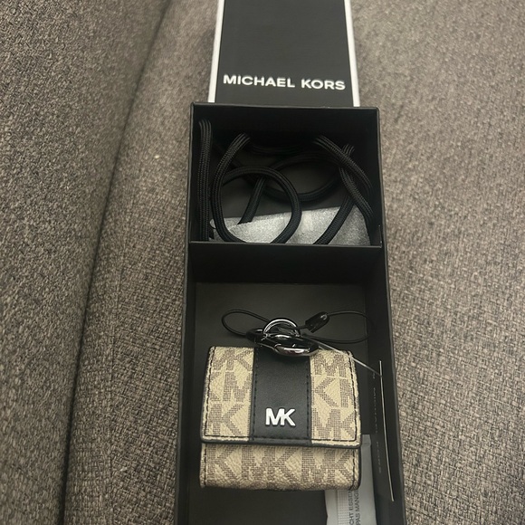 Michael Kors AirPods case - Picture 1 of 5